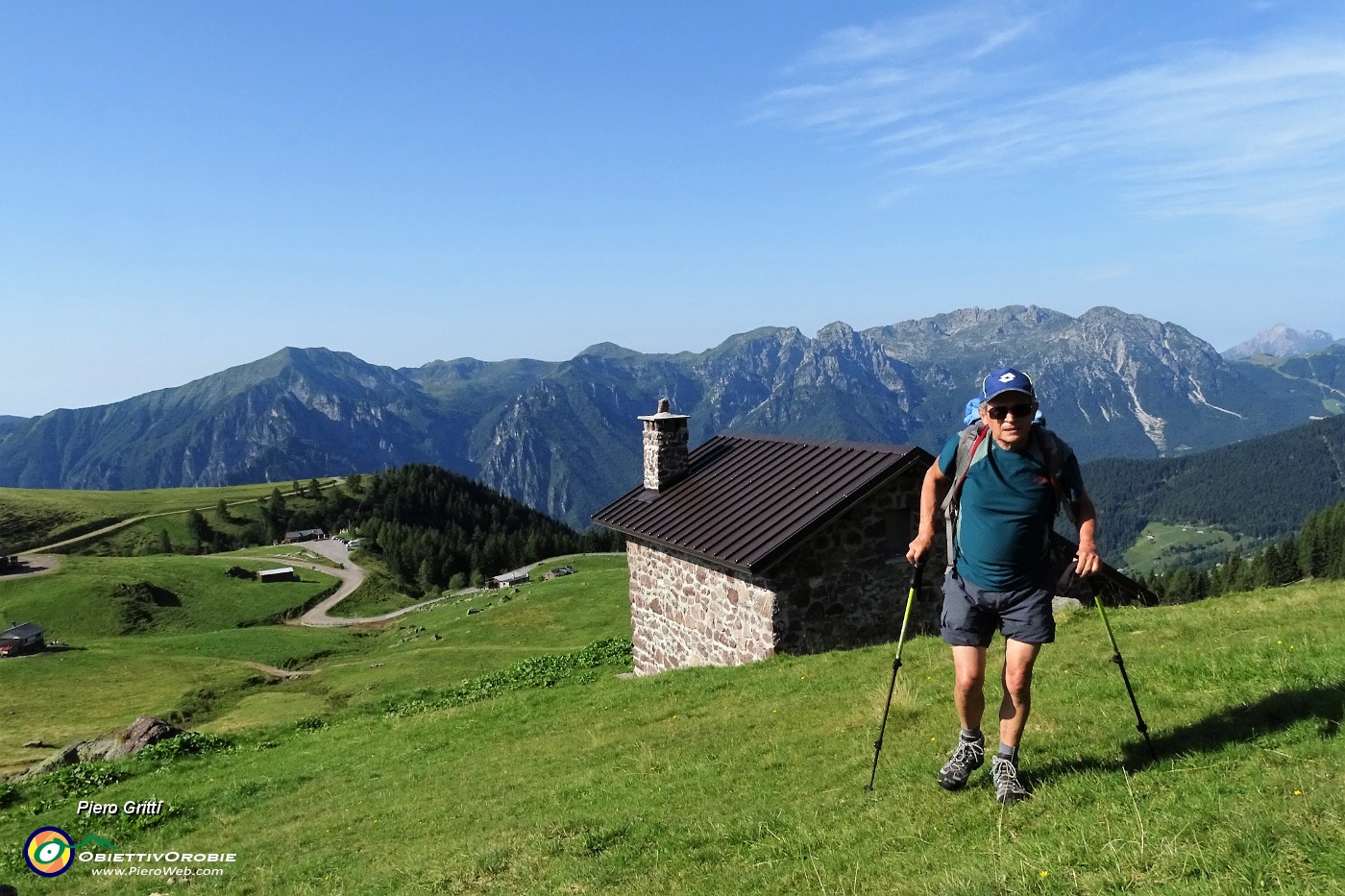 12 Baita con da sfondo Zuccone Campelli e dintorni.JPG -                                
